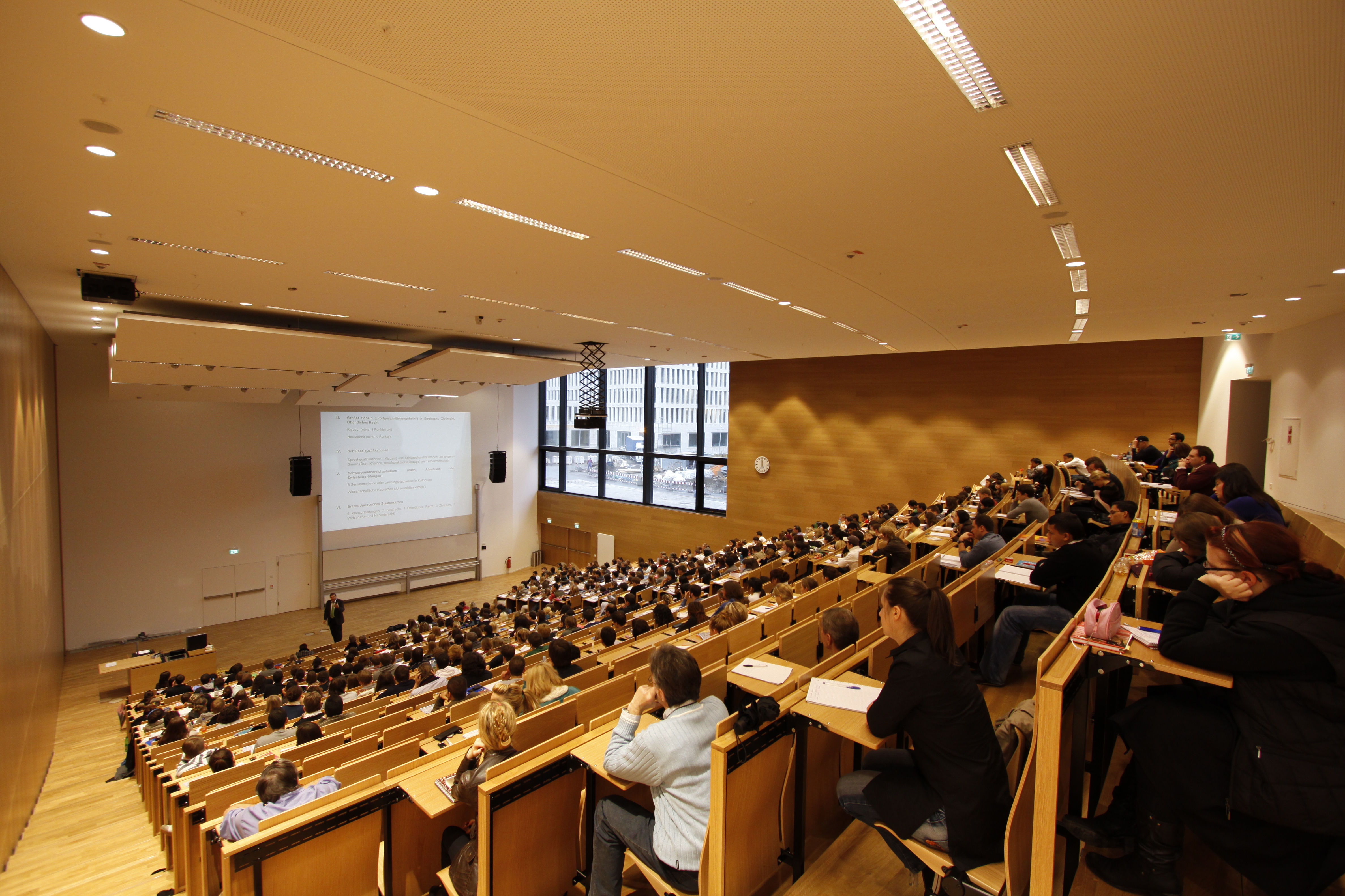 Vorlesung im Hörsaal am Campus Westend der Goethe-Universität Frankfurt