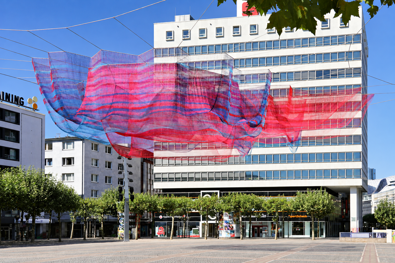 Konstablerwache mit A Sky Full of Hope und dem links markierten Praxisgebäude Zeil 57; Personen digital entfernt